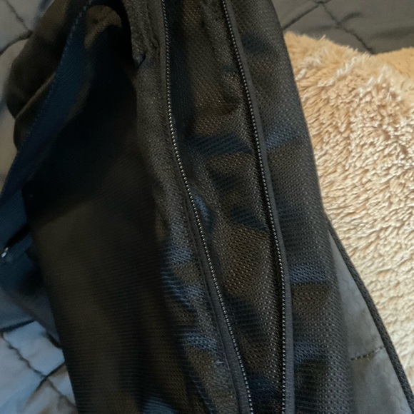 Tumi Med Black Nylon Messenger bag BNWOT - Picture 6 of 9